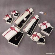 如图厂家，找类似这种饰品包装纸盒，最好有