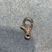采购龙虾扣，寻找如图龙虾扣。和图片一样的</strong>
