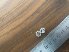 采购这款反面穿孔的配件，数量 