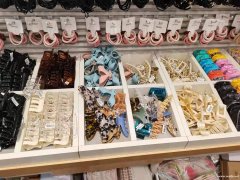 线需要寻找塑料发夹的厂家，如图所示，有的