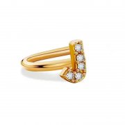 寻找有做26个字母耳钉的，如图所示，专业