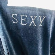 【量大】服装公司找平底烫钻工厂，如图款式
