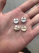 采购这种五金标和吊坠，如图所示，请有的厂