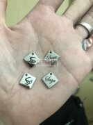 采购这种五金标和吊坠，如图所示，请有的厂