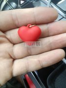 那里有图中这样的小桃心配件，有的请联系我</strong>