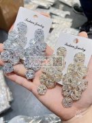 求购样图带钻耳环，谁家有现货，有的联系我