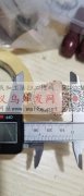 找图中这款吊坠，包边是不锈钢材质的，谁家</strong>