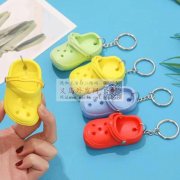 请问有做图里鞋子挂件厂家没，这个款，多个