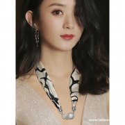 项链丝巾谁家有？有的联系</strong>