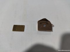 【实单哪里有做钛钢饰品的加工厂，有图片钛钢信封吊坠外发，请做</strong>