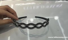 求图片所示这个发箍，哪家有这款的，有货的联系一下微信</strong>