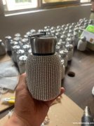 需做贴钻水杯的加工厂，谁家会做的，只限义乌的工厂 ，有做贴钻</strong>
