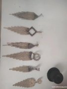 找能做图里这个饰品的加工厂，材料准备齐全，一款大约要两百四五</strong>