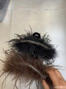 如图，找专业做羽毛发夹的工厂