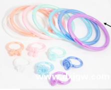 如图，找做这种儿童手镯戒指套装的工厂