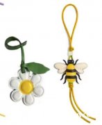 现需要pu材质挂件，如图，数量每款3400个</strong>